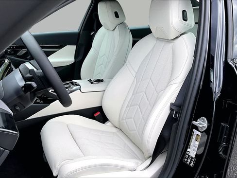 New 2026 BMW 530i xDrive w/ M Sport Package AWD/4WD image 7