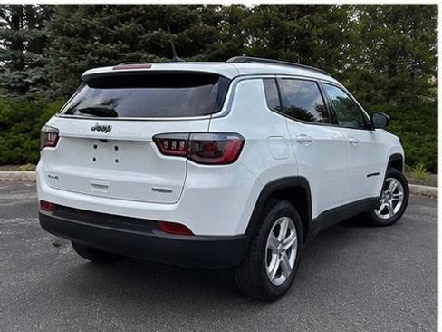 Used 2023 Jeep Compass Latitude w/ Convenience Group AWD/4WD image 3