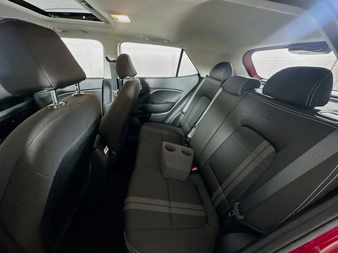 Used 2023 Hyundai Venue SEL image 27