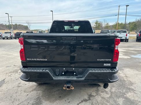 Used 2022 Chevrolet Silverado 2500 Custom w/ Custom Value Package AWD/4WD image 4