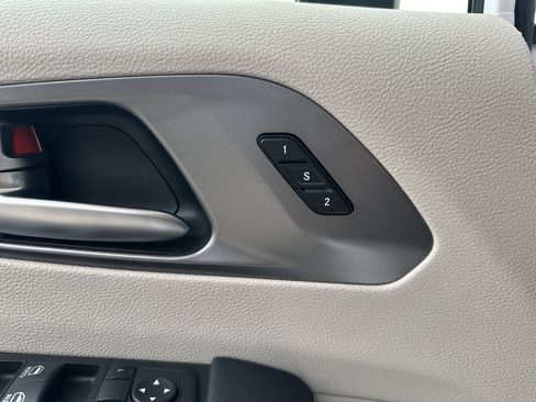 Used 2023 Chrysler Pacifica Touring-L image 22