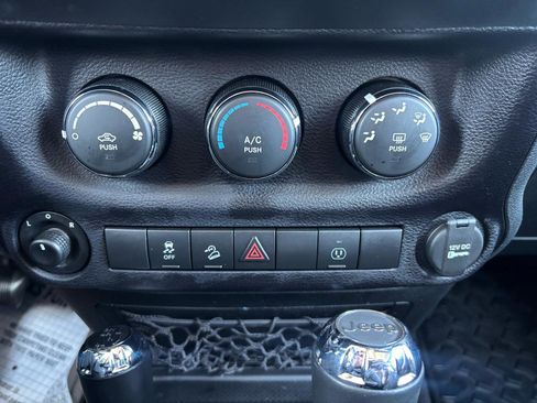 Used 2016 Jeep Wrangler Unlimited Sahara w/ Connectivity Group image 21