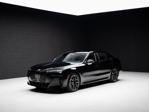 Used 2024 BMW 760i xDrive w/ Executive Package AWD/4WD image 4