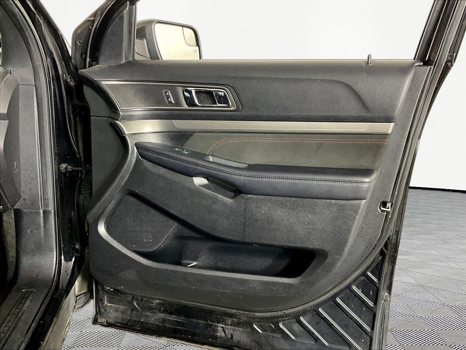 Used 2018 Ford Explorer XLT w/ Equipment Group 202A AWD/4WD image 28