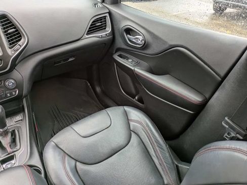 Used 2019 Jeep Cherokee Trailhawk AWD/4WD image 17