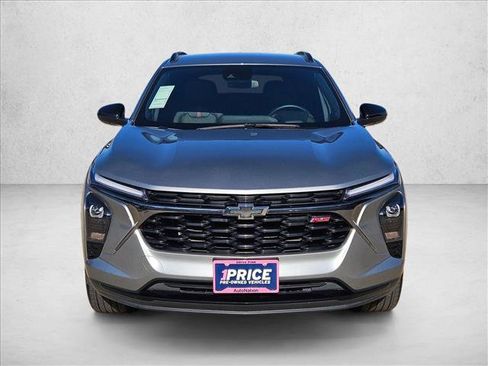 Used 2025 Chevrolet Trax RS FWD image 2