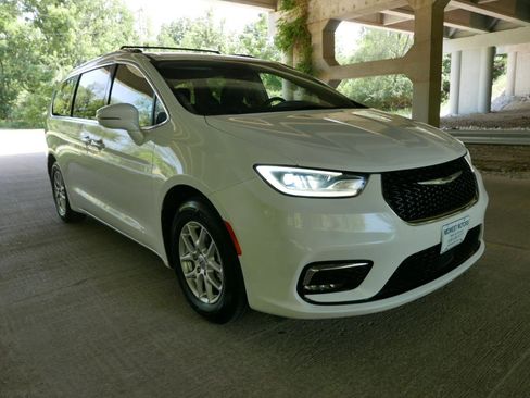 Used 2021 Chrysler Pacifica Touring-L FWD image 29