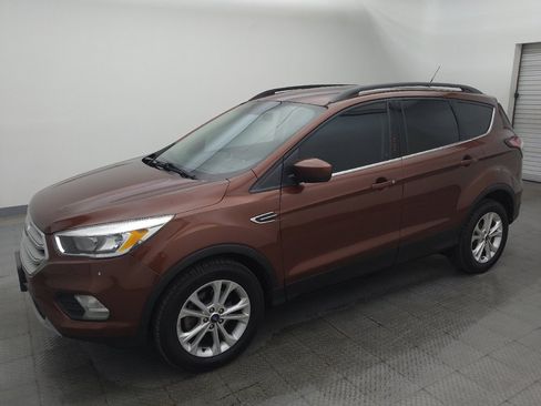 Used 2018 Ford Escape SE FWD image 2