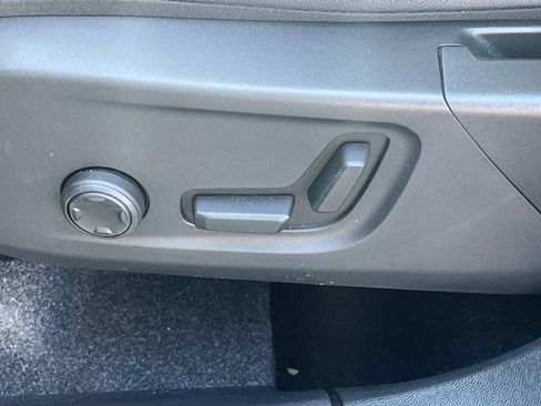 Used 2025 Volvo XC40 B5 Plus image 22