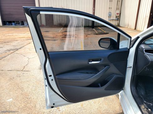 Used 2021 Toyota Corolla LE FWD image 21