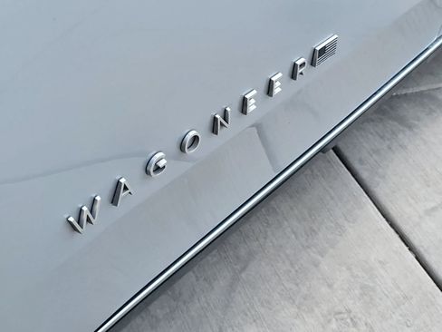 Used 2023 Jeep Wagoneer Series III w/ Premium Group I AWD/4WD image 11