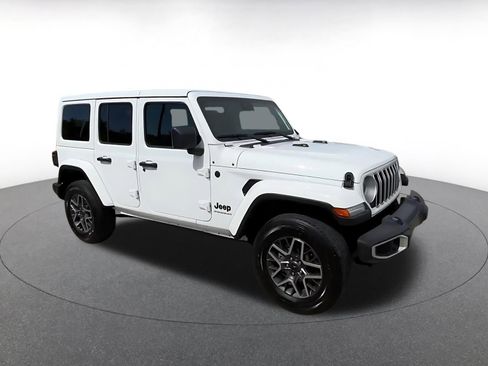 Used 2025 Jeep Wrangler Unlimited Sahara AWD/4WD image 2