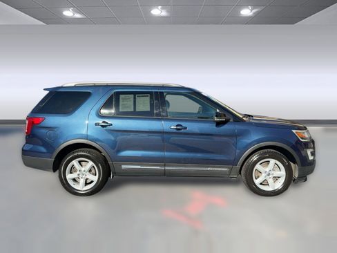 Used 2017 Ford Explorer XLT w/ Equipment Group 202A image 8