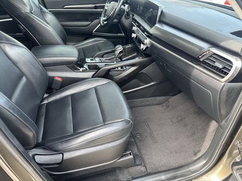 Used 2025 Kia Telluride S AWD/4WD image 3