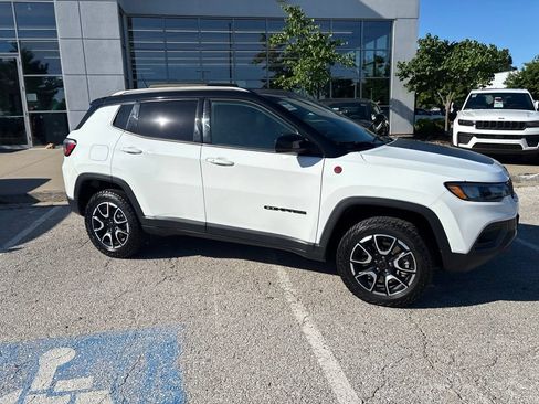 Used 2025 Jeep Compass Trailhawk AWD/4WD image 32