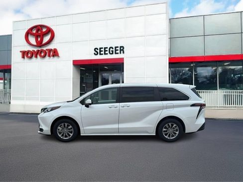 Used 2025 Toyota Sienna XLE FWD image 11