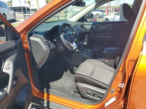 Certified 2020 Nissan Rogue SV image 13