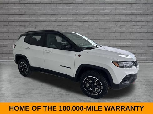 Used 2025 Jeep Compass Trailhawk AWD/4WD image 3
