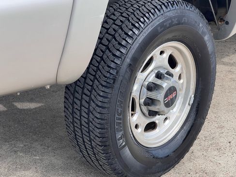 Used 2004 GMC Sierra 2500 SLT w/ Skid Plate Package image 14