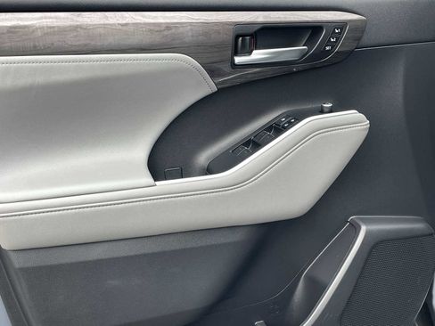 Used 2020 Toyota Highlander Limited image 12