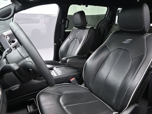 Used 2025 Chrysler Pacifica Limited FWD image 16
