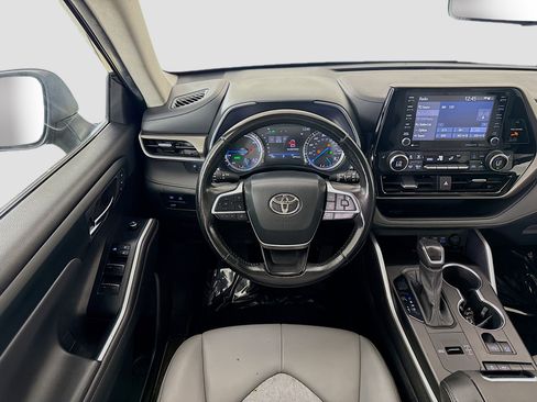 Used 2022 Toyota Highlander Bronze Edition FWD image 23