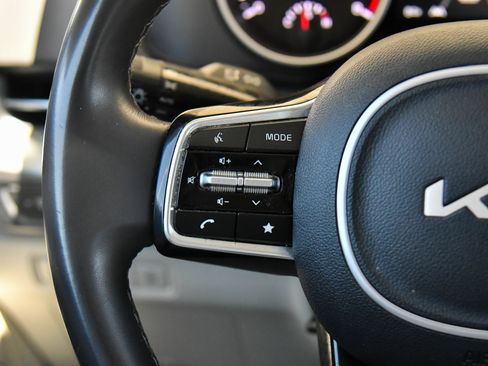 Used 2024 Kia Carnival LX FWD image 31