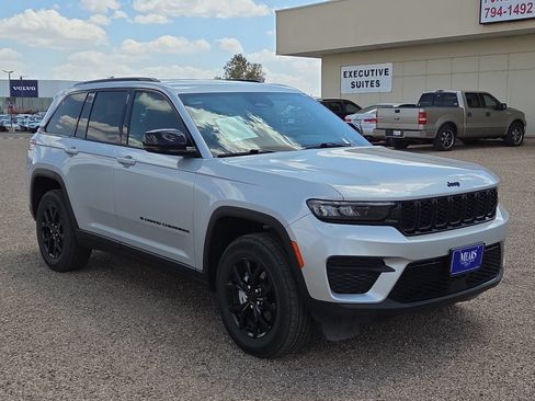 Used 2025 Jeep Grand Cherokee Altitude AWD/4WD image 7