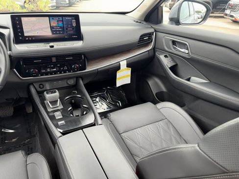 Used 2024 Nissan Rogue Platinum w/ Platinum Premium Package FWD image 22