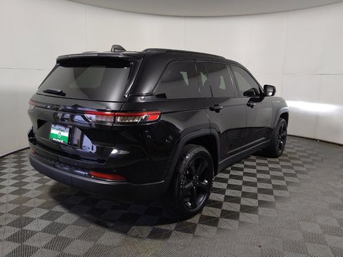 Used 2023 Jeep Grand Cherokee Altitude AWD/4WD image 9