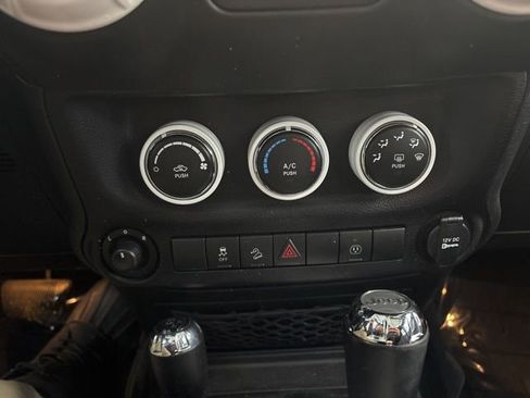 Used 2017 Jeep Wrangler Unlimited Sahara image 25