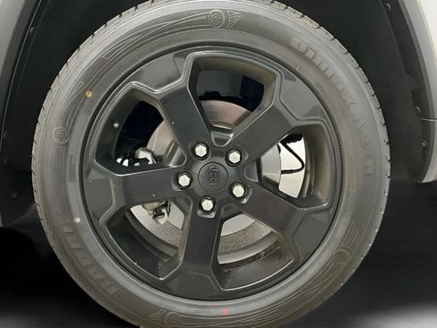 Used 2020 Jeep Grand Cherokee Laredo RWD image 25