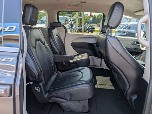 Used 2023 Chrysler Pacifica Touring-L FWD image 17