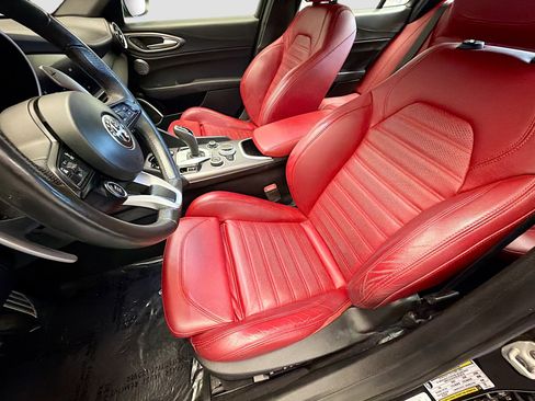 Used 2022 Alfa Romeo Giulia Veloce RWD image 11