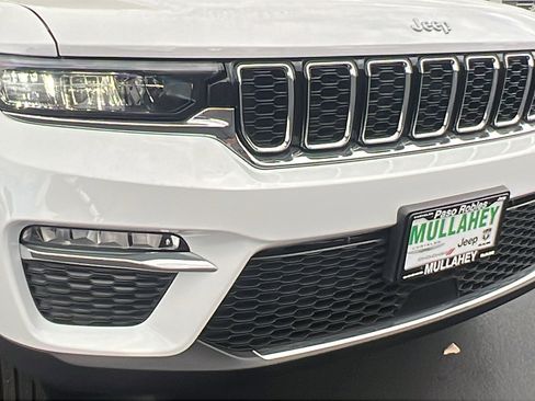 New 2025 Jeep Grand Cherokee Limited w/ Trailer Tow Package image 10
