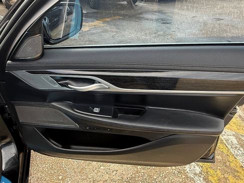 Used 2022 BMW 740i w/ Premium Package image 17