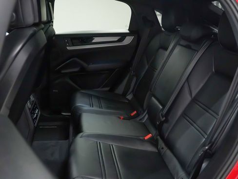 Certified 2025 Porsche Cayenne Coupe image 18