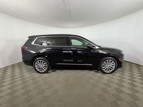 Used 2022 Cadillac XT6 Premium Luxury AWD/4WD image 2