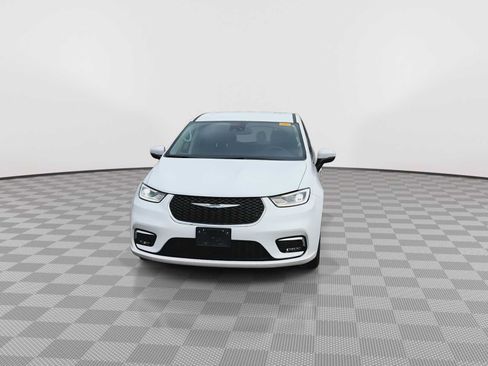 Used 2023 Chrysler Pacifica Touring-L FWD image 3
