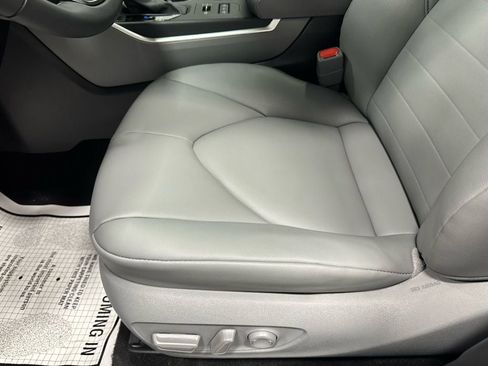 Used 2025 Toyota Highlander XLE image 13