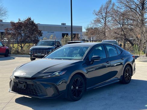 Used 2025 Toyota Camry SE image 5