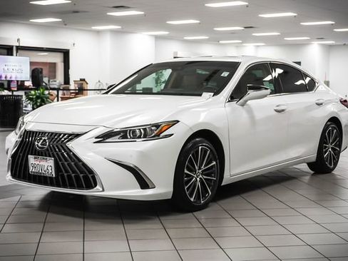 Used 2025 Lexus ES 350 w/ Premium Package image 3