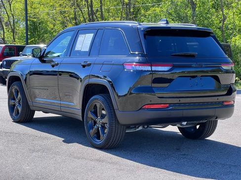 Used 2024 Jeep Grand Cherokee Limited w/ Black Appearance Package AWD/4WD image 9