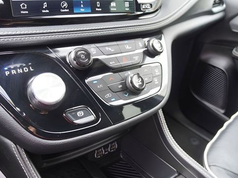 Used 2025 Chrysler Pacifica Limited FWD image 25