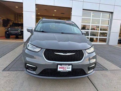 Used 2022 Chrysler Pacifica Limited FWD image 2