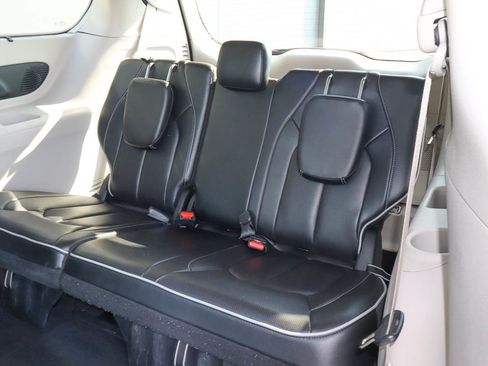 Used 2023 Chrysler Pacifica Limited FWD image 10