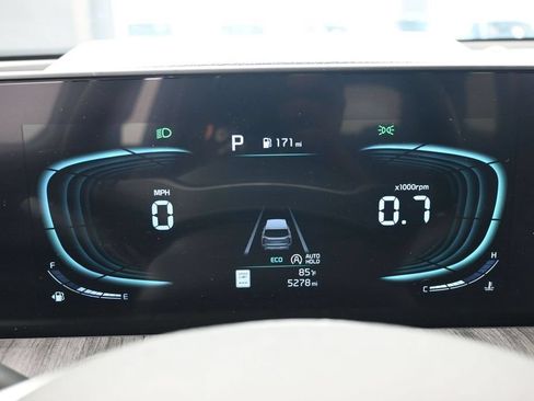 Used 2025 Kia Telluride EX w/ EX Captain's Chair Package FWD image 32