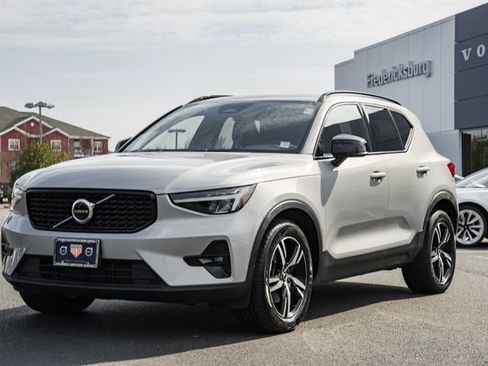 Used 2023 Volvo XC40 B5 Plus w/ Climate Package image 3