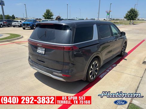 Used 2024 Kia Carnival EX FWD image 11