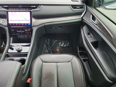 Used 2025 Jeep Grand Cherokee Limited RWD image 16